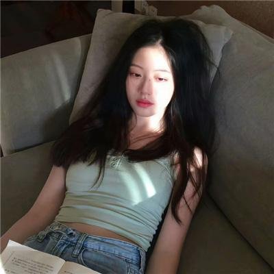 坐在酒吧里吃蛋糕